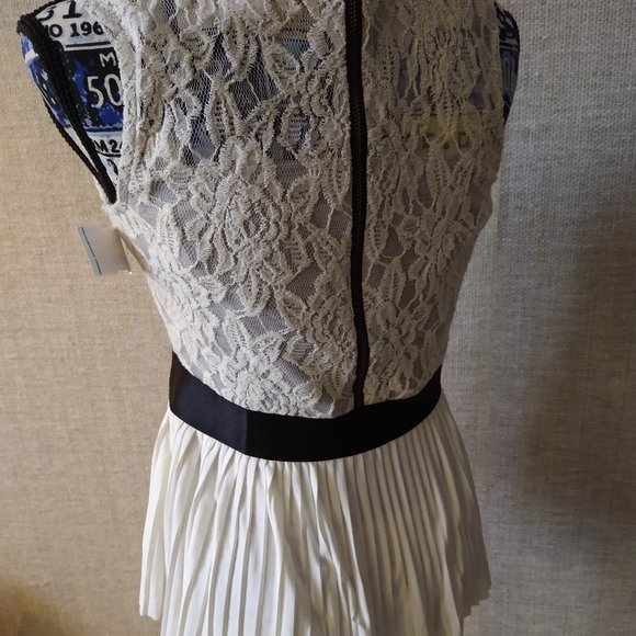 BNWT - XHILARATION - BEAUTIFUL WHITE LACE/PLEATED SHIRT WITH BLACK ACCENT - SZ M - Picture 4 of 8